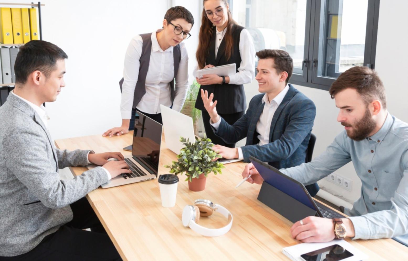 Espace de travail moderne avec plusieurs postes de développement et outils d'analyse