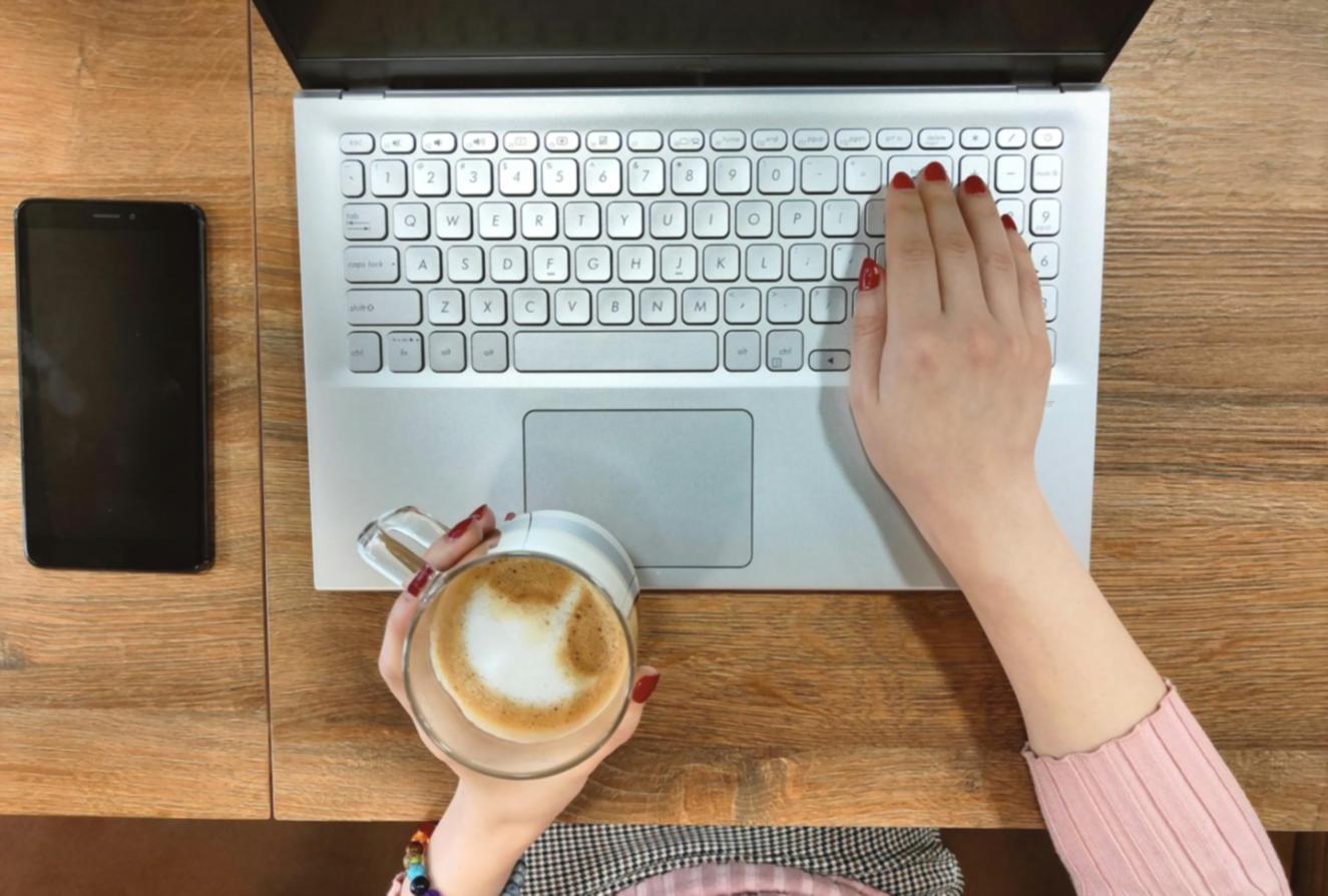 Interface de tableau de bord d'analyse financière avec graphiques et indicateurs de performance