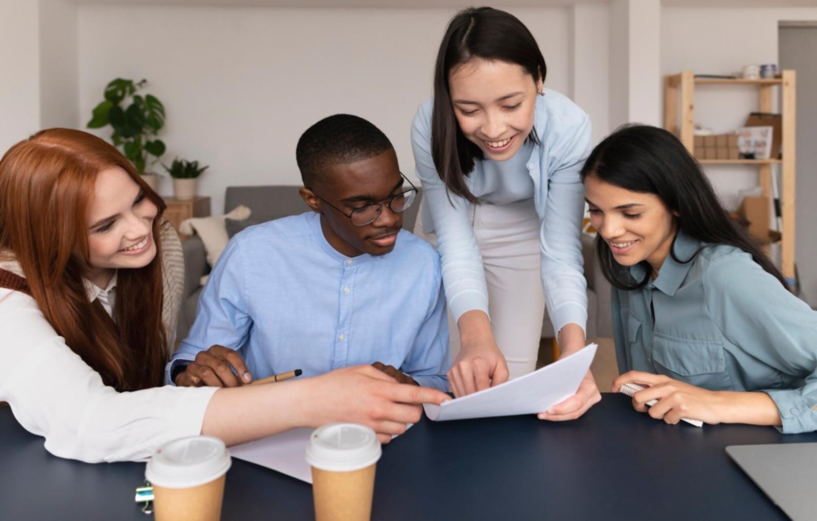 Session de travail collaborative avec tableaux blancs et écrans affichant des interfaces logicielles